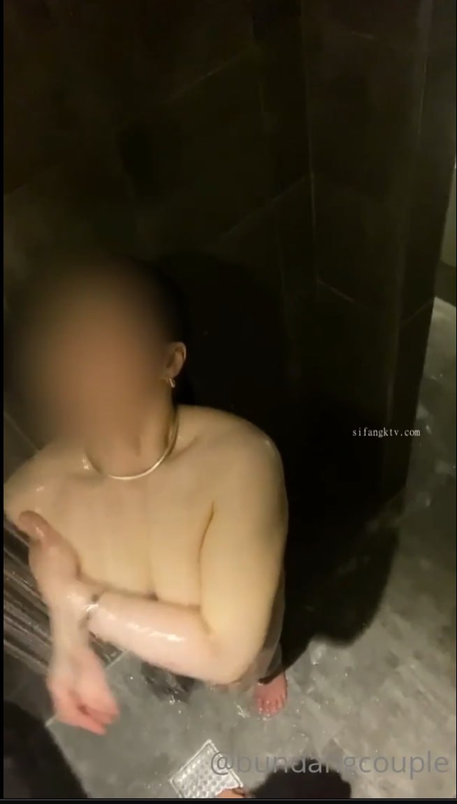 高颜值外围女沙发上调情脱光衣服，换上女仆装上床啪啪，舌吻口交多种体位啪啪把小骚逼干的放荡呻吟